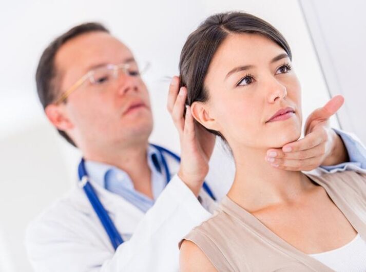 Doctor treats osteochondrosis